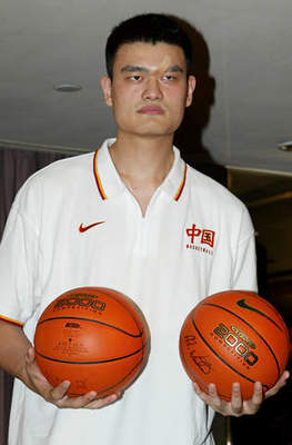 圖文-中國男籃出征香港 姚明手捧籃球出席發(fā)布會_籃球-CBA_NIKE新浪競技風(fēng)暴_新浪網(wǎng)